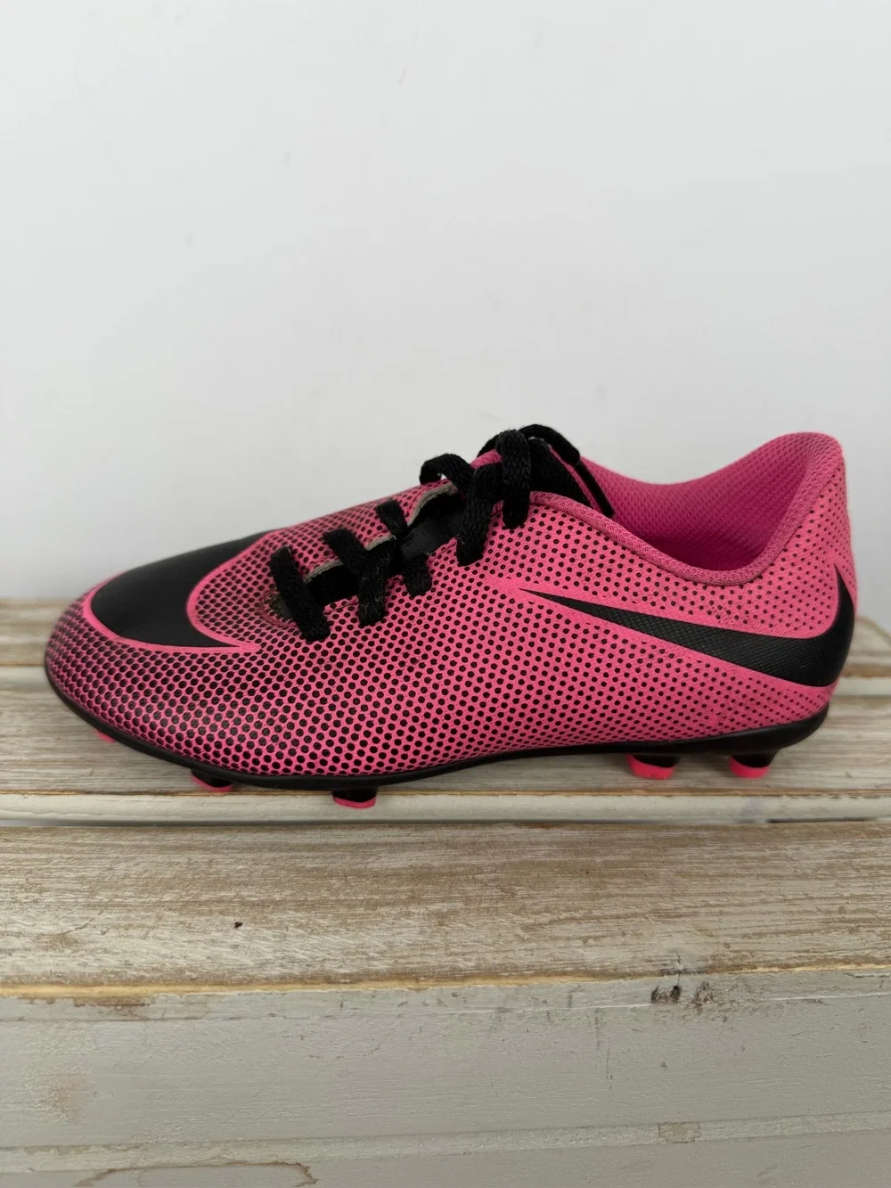Nike Kids' Jr. Bravata I! FG soccer cleats with a synthetic textured upper 13C